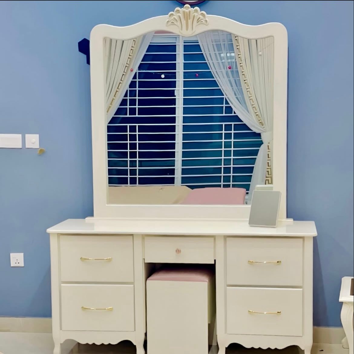 Crowning Glory Bedroom Set